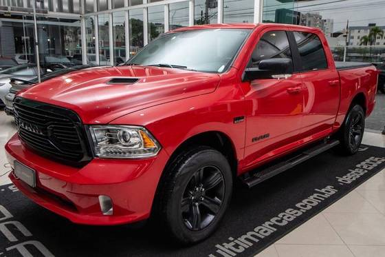 RAM CLASSIC 5.7 V8 GASOLINA LARAMIE NIGHT EDITION CD 4X4 AUTOMÁTICO